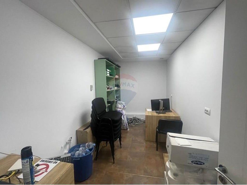 AMBIENT PER ZYRA ME QIRA TEK RRUGA E BARRIKADAVE!