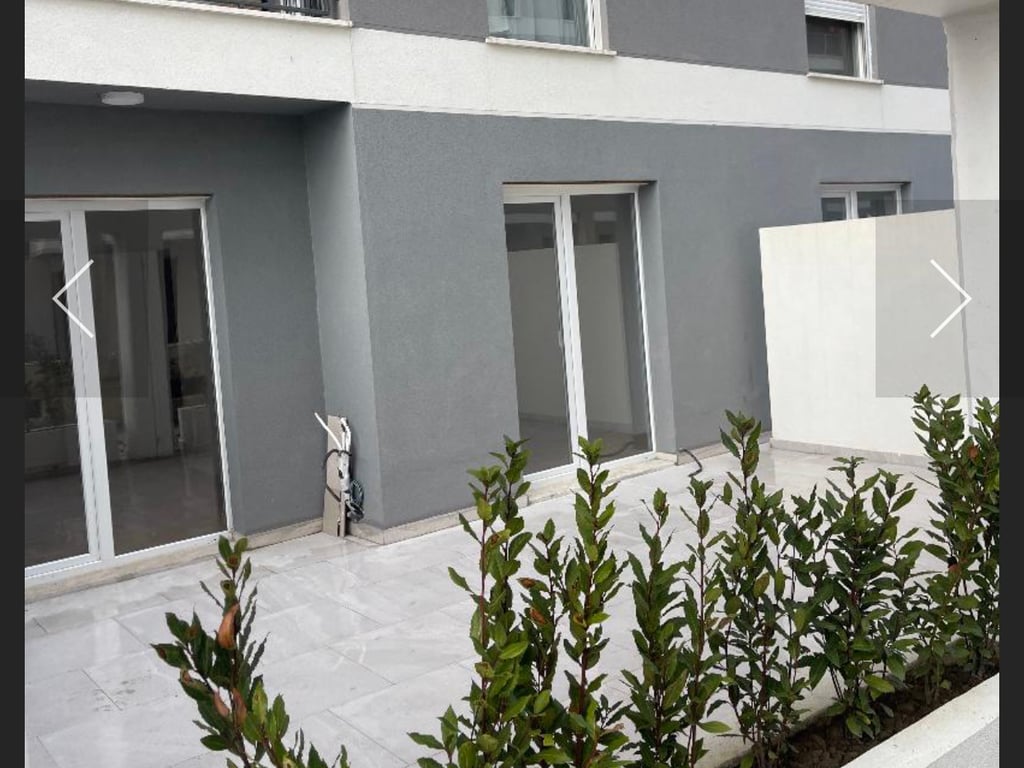 A 1+1 apartment with a veranda is available for rent at Univers City for residential or office use.