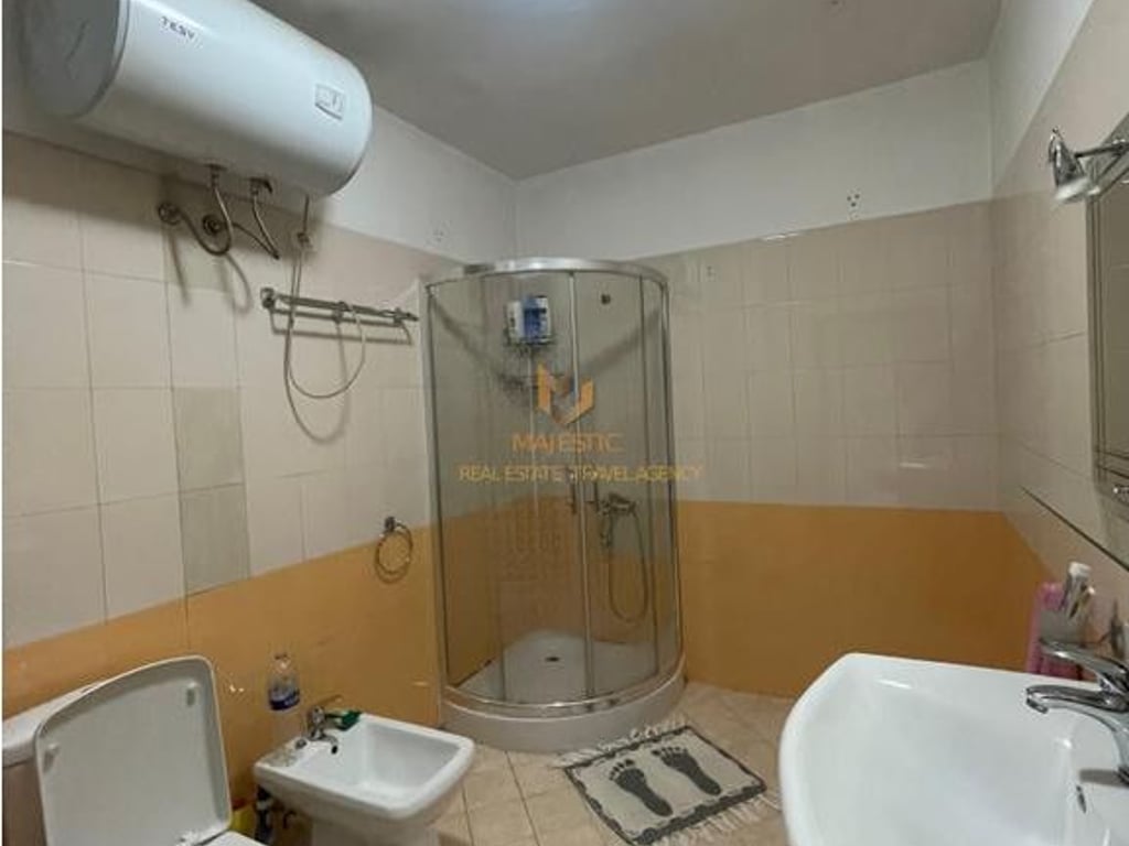 si affitta appartamento 2+1+2 posti auto presso l'ex piazza Shqiponja
