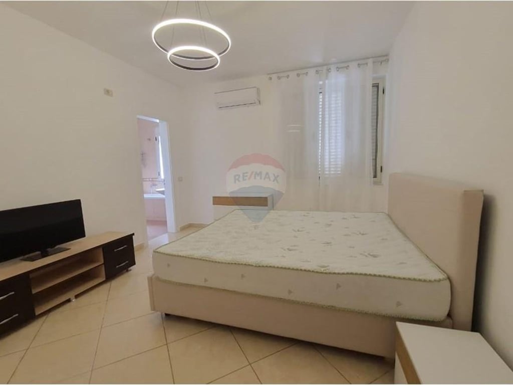 A 2+1+2 apartment is available at Kodra e Diellit.