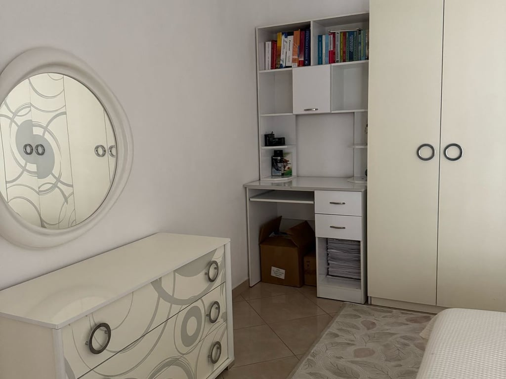 Affittasi appartamento 2+1+2, Astir dietro Eja Studio. Prezzo: 550 euro.