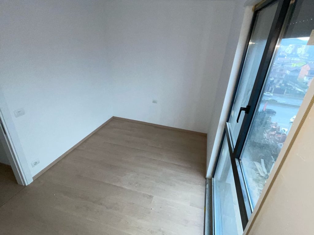 Shitet apartament 2+1 tek akses tirana