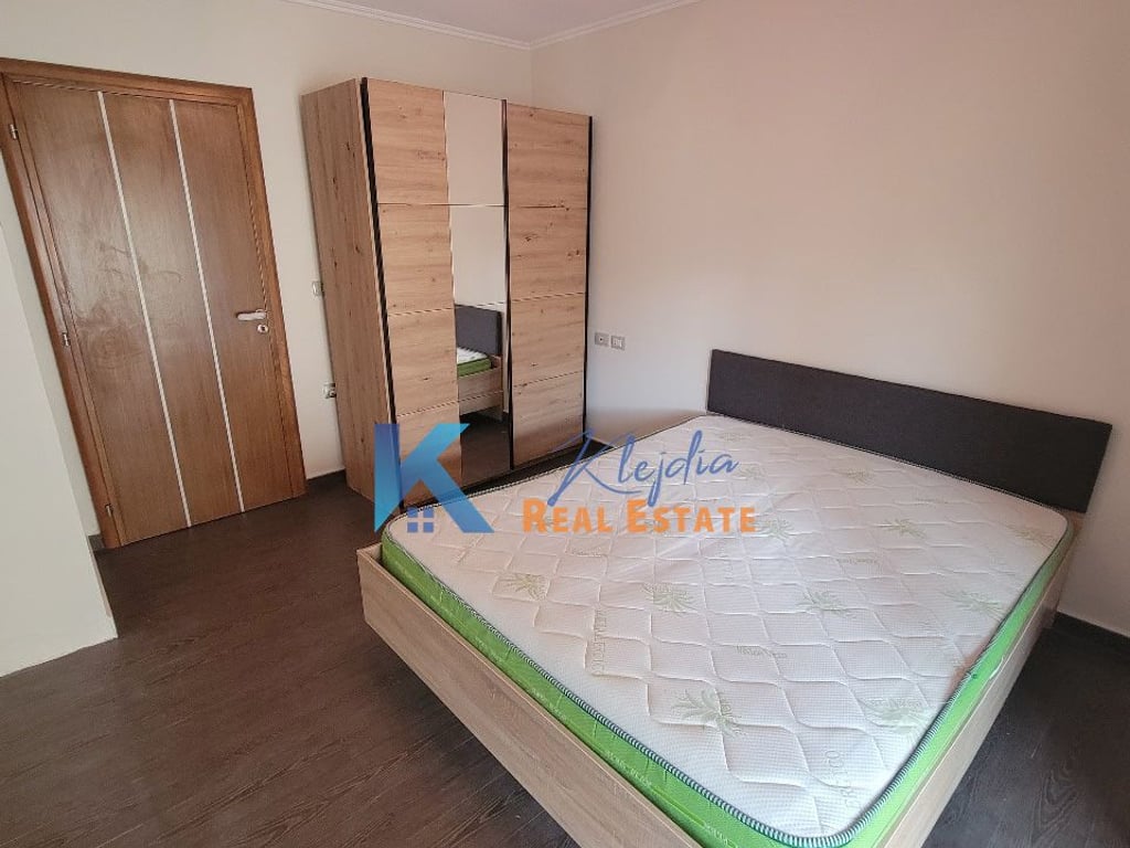 Apartament 1+1 per qira te Ministria e Jashtme, afer karburant Eida