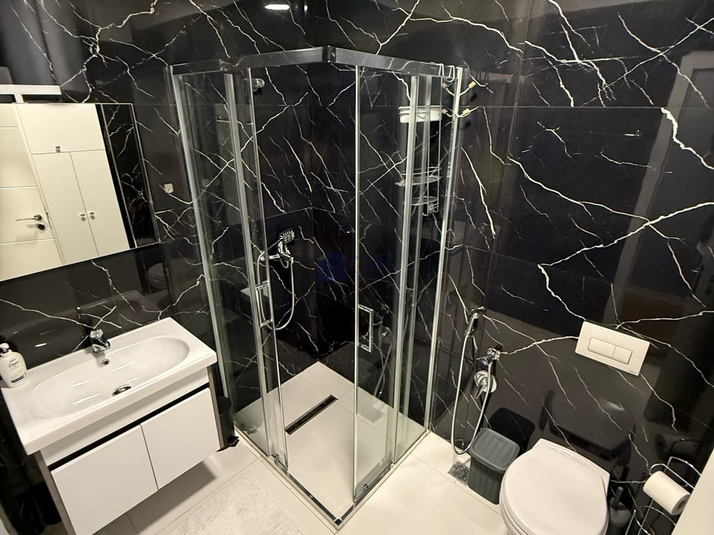 A 1+1 apartment is for rent in Komuna Paris for 700 euros.
