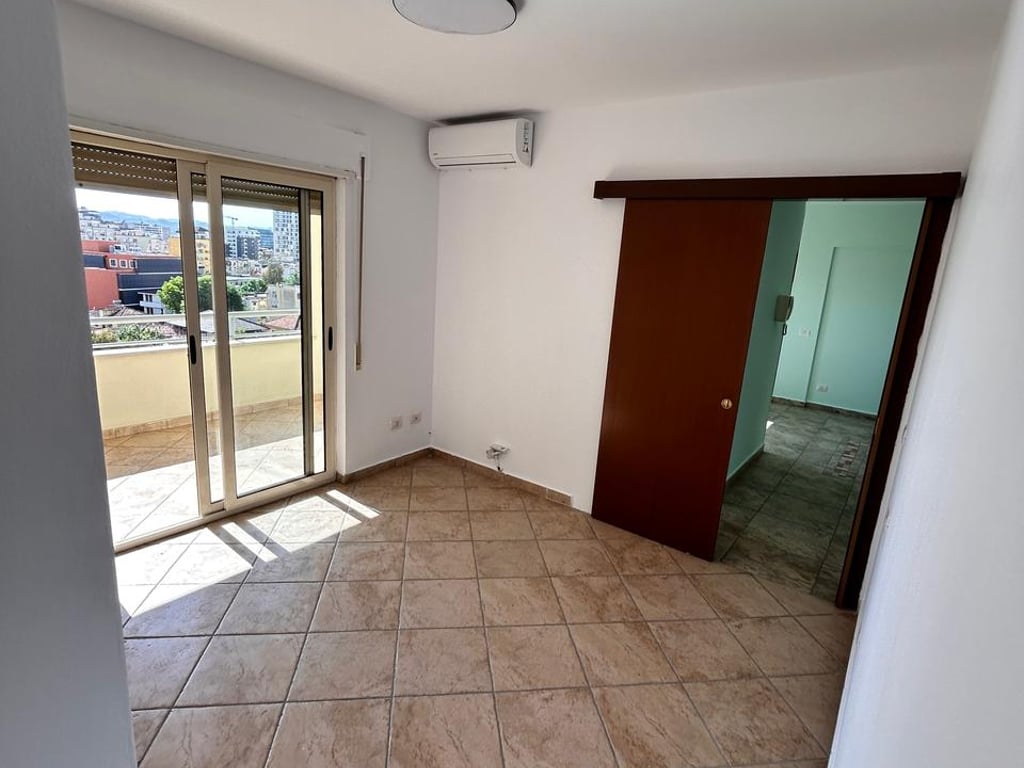 Affittasi appartamento 2+1 in Via Fortuzi.