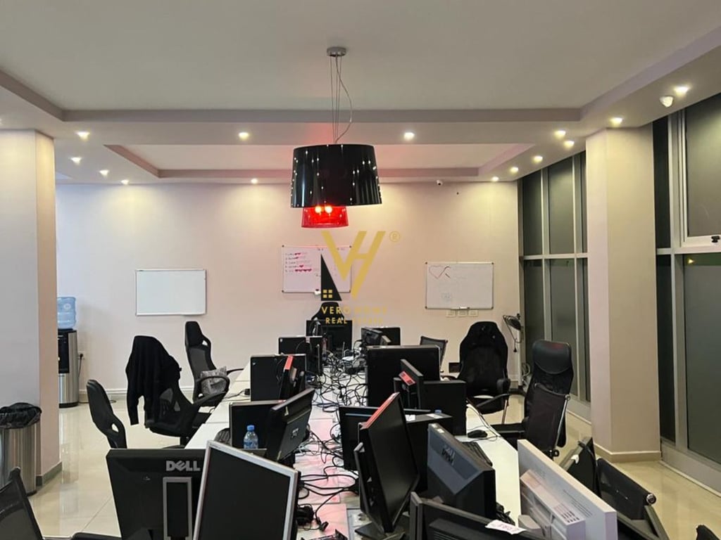 JEPET ZYRE 265 M2 ME QERA TE ISH FUSHA E AVIACIONIT 1.900 EURO