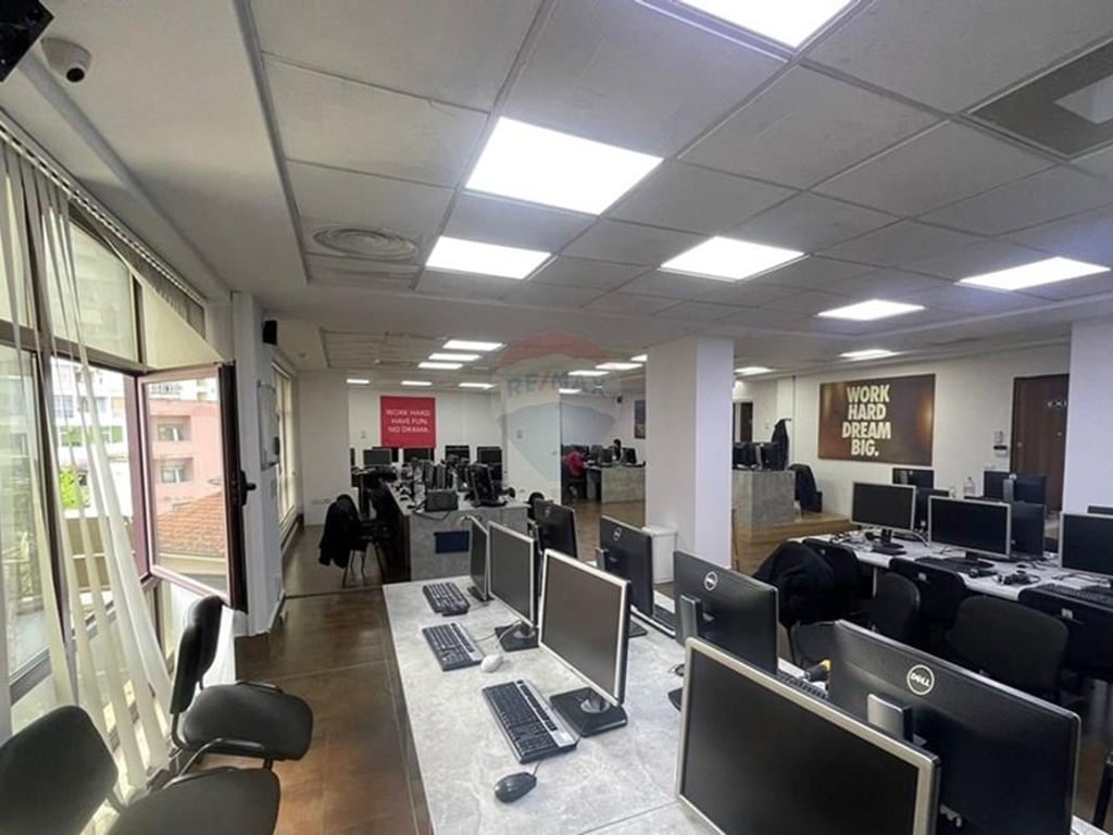 AMBIENT PER ZYRA ME QIRA TEK RRUGA E BARRIKADAVE!