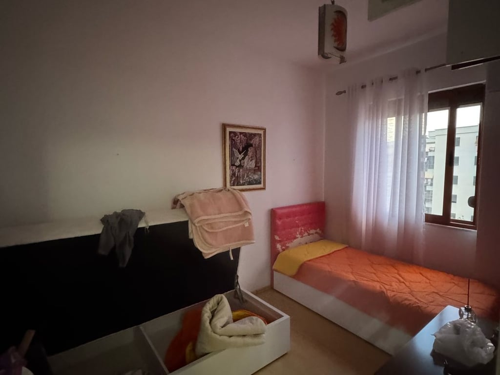 Jepet me qera Apartamenti 2+1 Rruga 5 maj , prapa concord center prane big market  Cmimi: 450mije leke