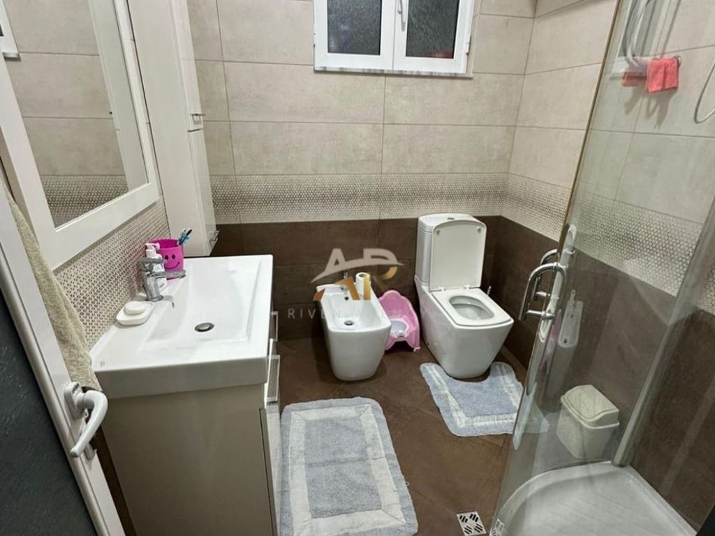 Jepet me qera shtëpi private 2+1 ne Mëzez