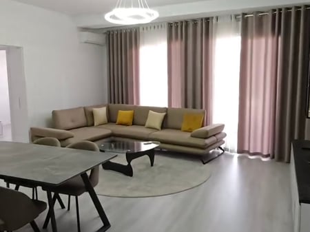 Shitet Apartament 3+1+2 Liqeni Artificial 