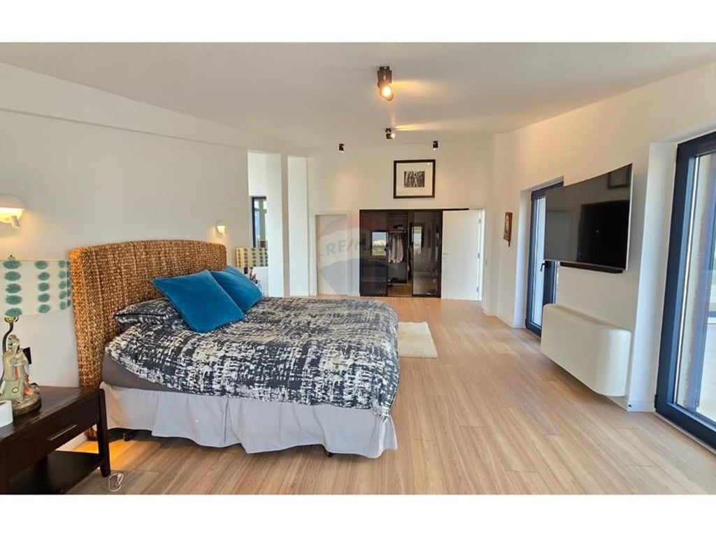 Qira - Vile luksoze prane Liqenit Thate