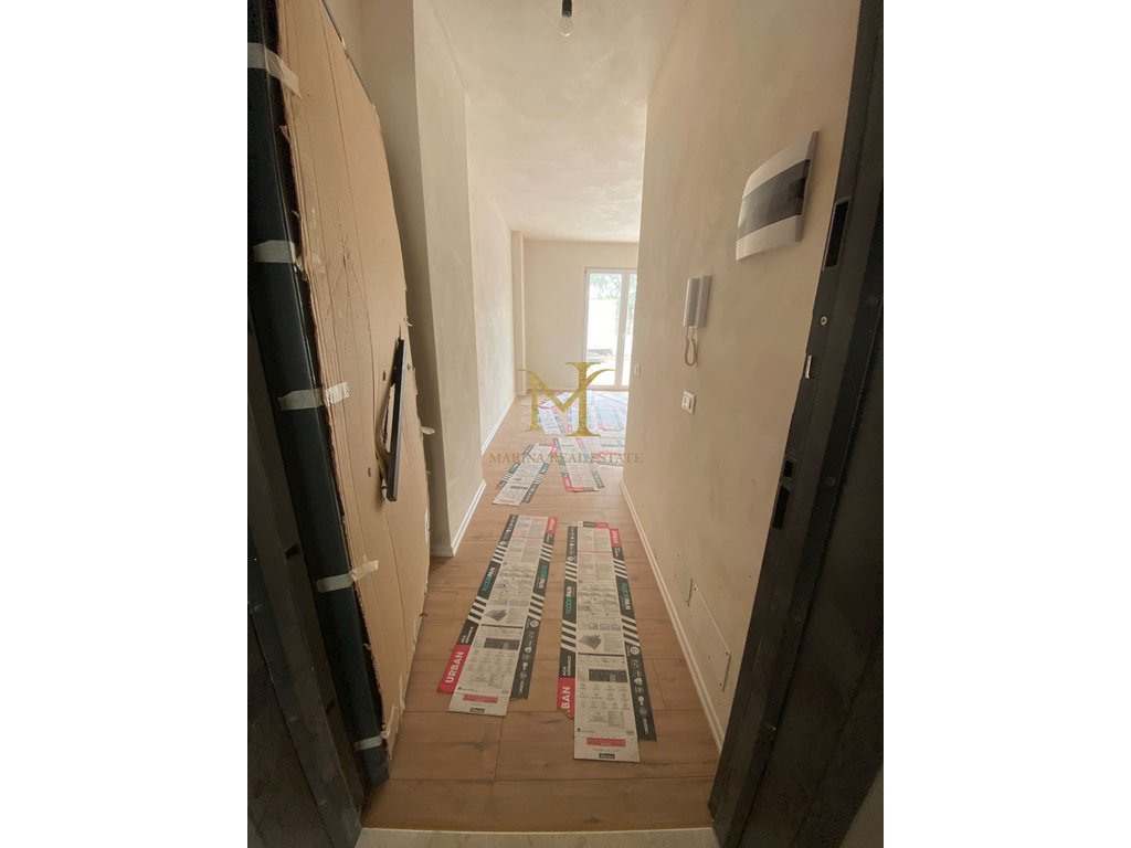 VENDESI APPARTAMENTO PRESSO IL MERCATO INDUSTRIALE A DURAZZO!!