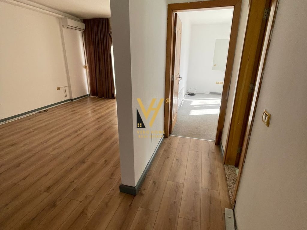 JEPET ZYRE 100 M2 ME QERA TE ISH EKSPOZITA 700 EURO