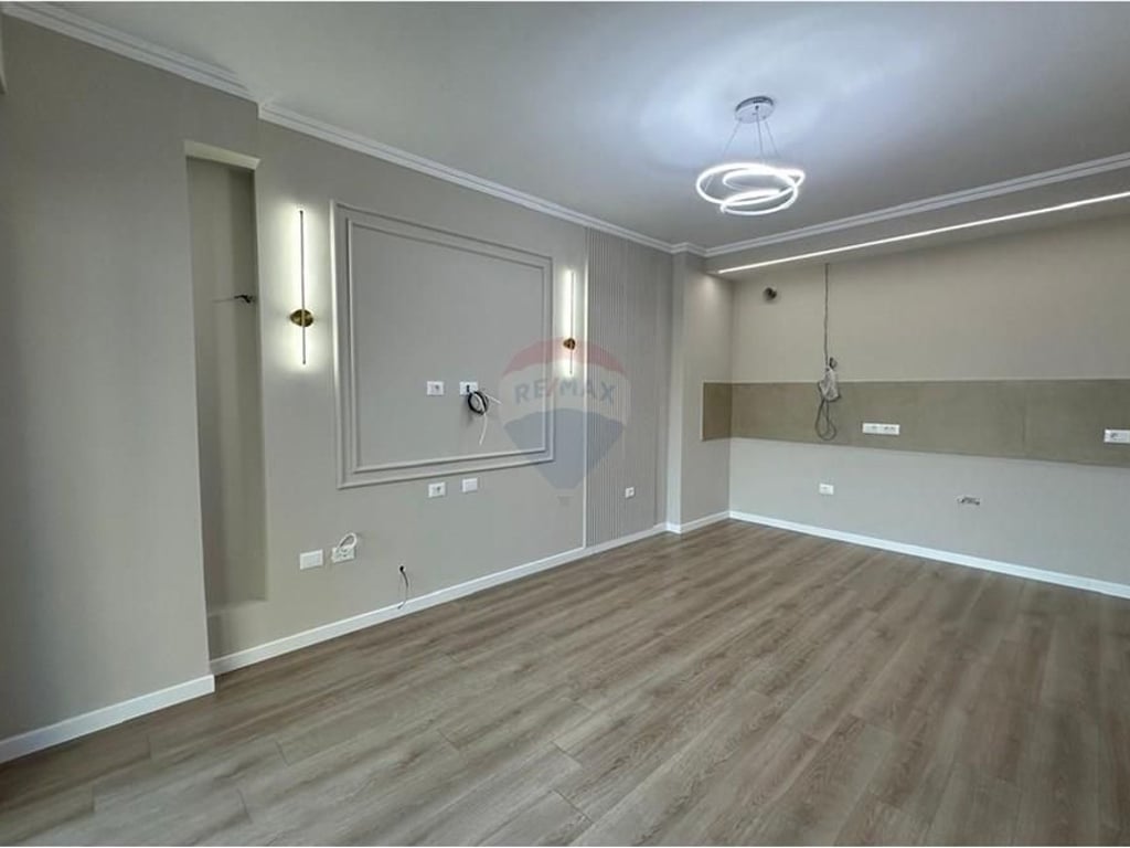 2+1 apartment for rent on Myslym Shyri Street!