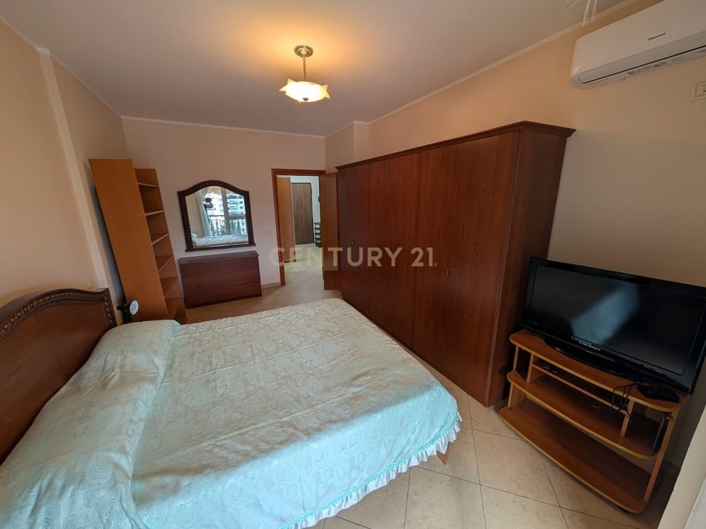 Affittasi appartamento 3+1+2 presso la Chiesa Cattolica in Via Kavajes. 900 € /Mese