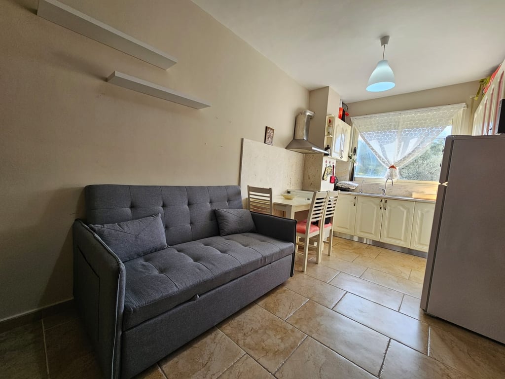 Jepet me qera Apartamenti 1+1 , Liqeni Thate rruga Peti 350 mije leke