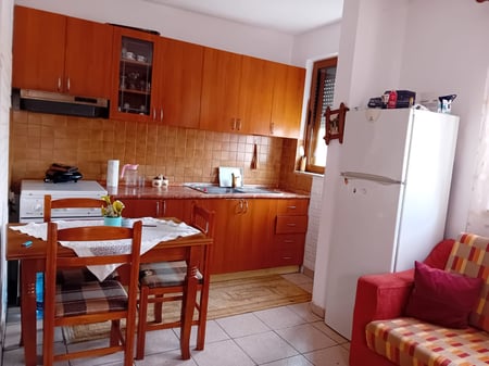 Affittasi appartamento 1+1, Ali Dem vicino alla Scuola Kushtrimi i Lirise 350 euro.