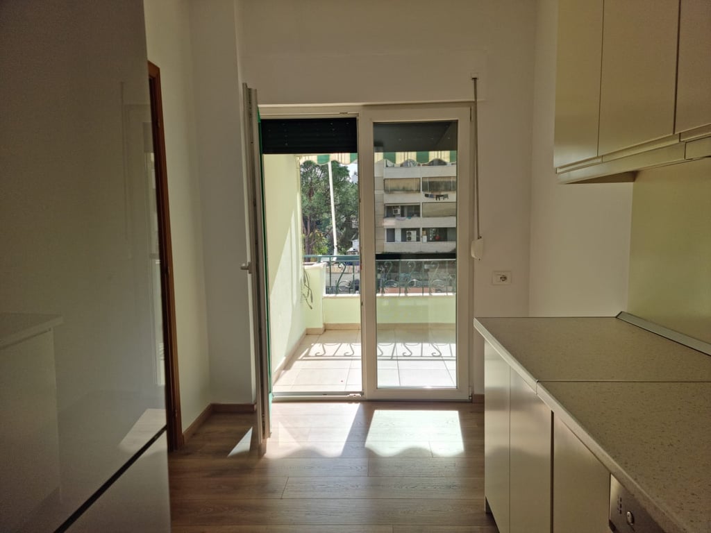 APARTAMET 2+1+2 TEK STADIUMI AIR ALBANIA PER QIRA