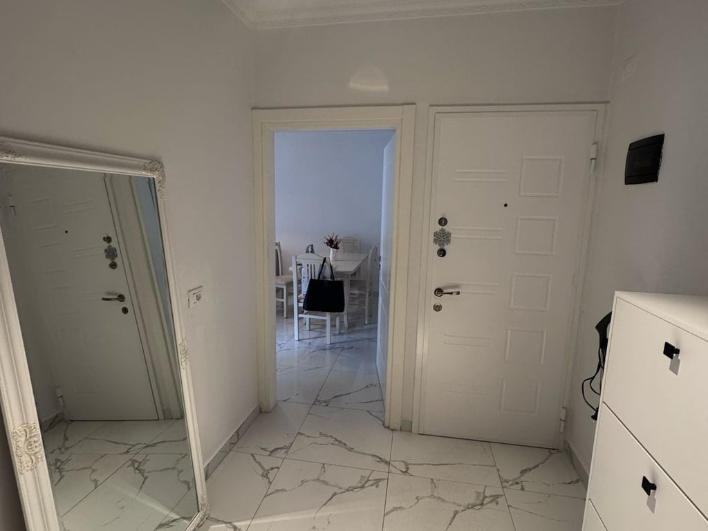 Affittasi appartamento 1+1, Oxhaku vicino alla Moschea Xhura, via Belul Hatibi, 400 mila lekë.