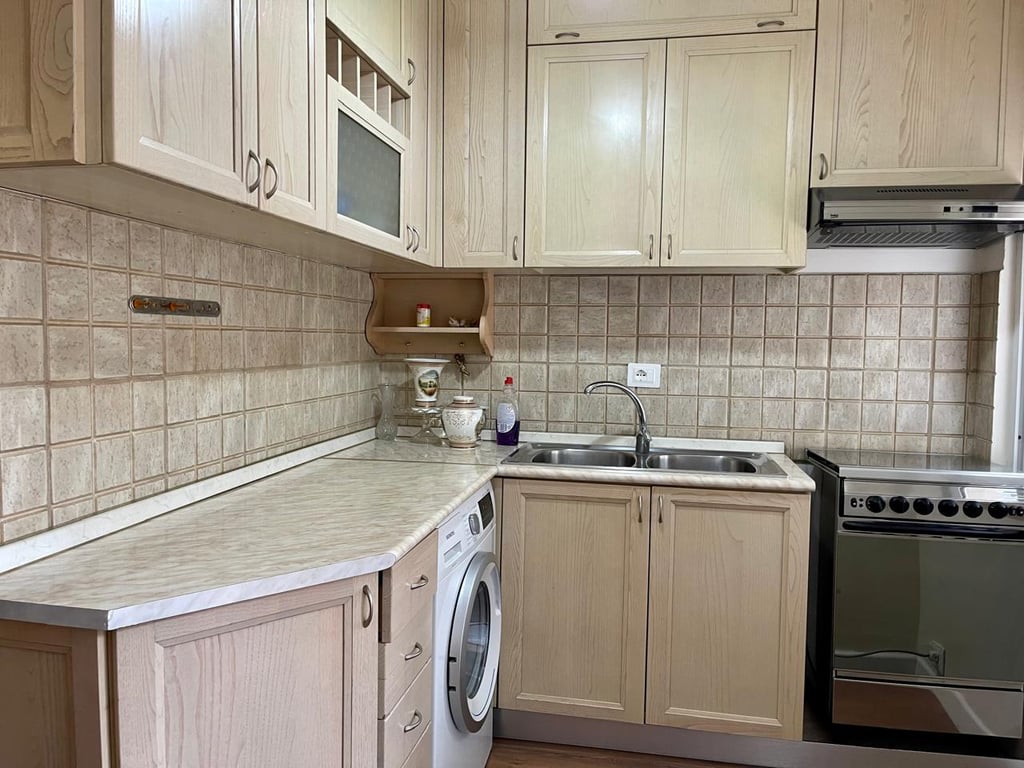 Shitet apartament 1+1 i mobiluar ne menyre bashkekohore te Komuna e Parisit perballe me Lulishten.Kati 11, Uje e drita 24 ore, ashensor