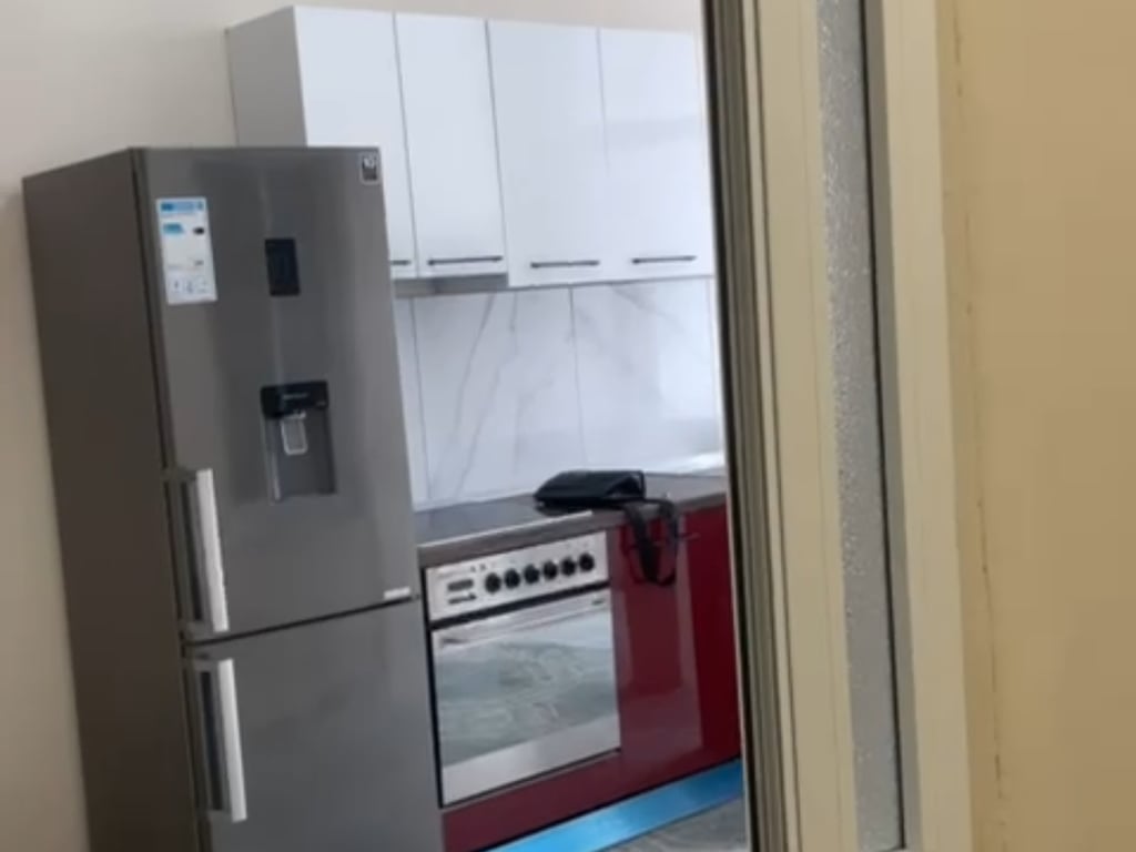 Jepet me qera hyrje 1+1,kati i pare i nje shtepie 2 kateshe te shkolla e Kuqe