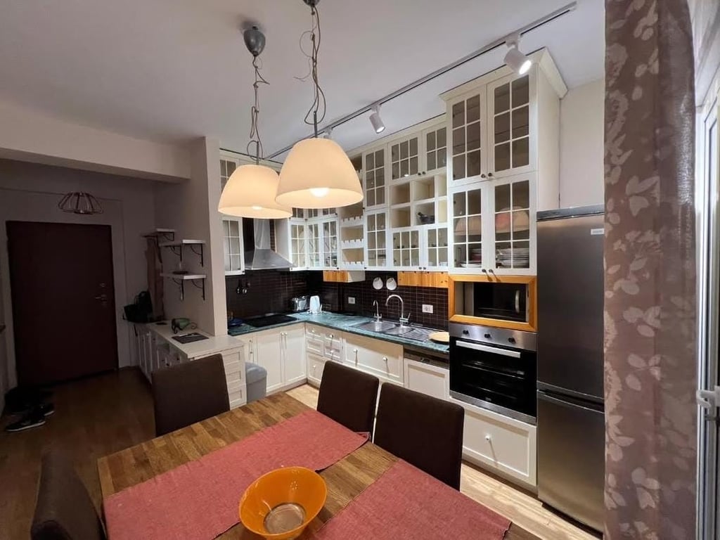 Aprtament 2+1 me qira tek Komuna e Parisit