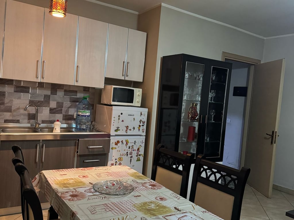 Affittasi appartamento 1+1, Jordani Misja (Complesso Gener 2) 450 mila lekë.