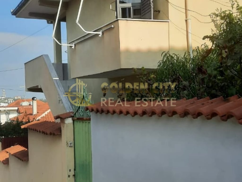 In Vendita: Casa su 2 Piani con Sottotetto e Garage