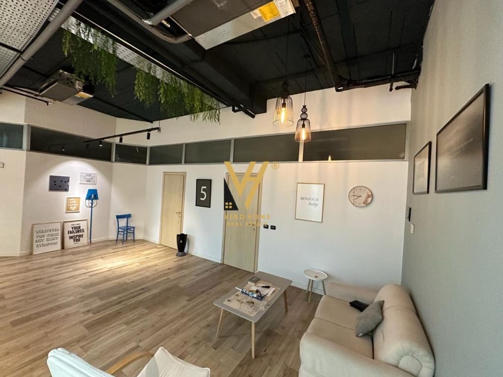 JEPET ZYRE 52 M2 ME QERA TE MYSLYM SHYRI 1.500 EURO