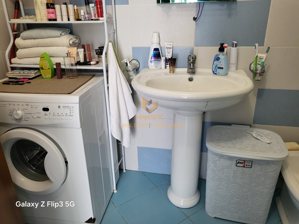 Vendesi monolocale sul lungomare con vista mare.