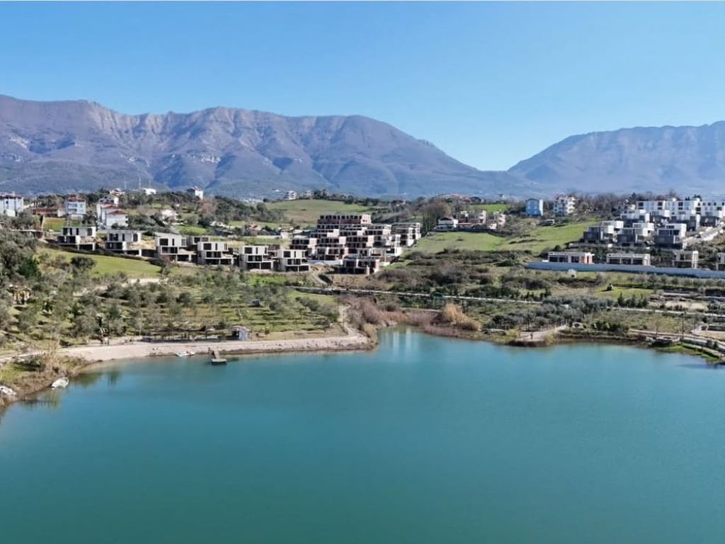 2+1+2 apartment with parking space / Lake of Farka