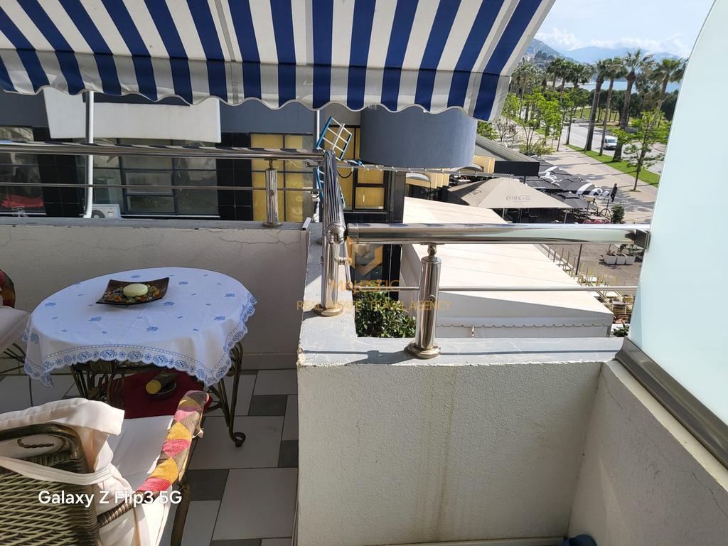 Vendesi monolocale sul lungomare con vista mare.