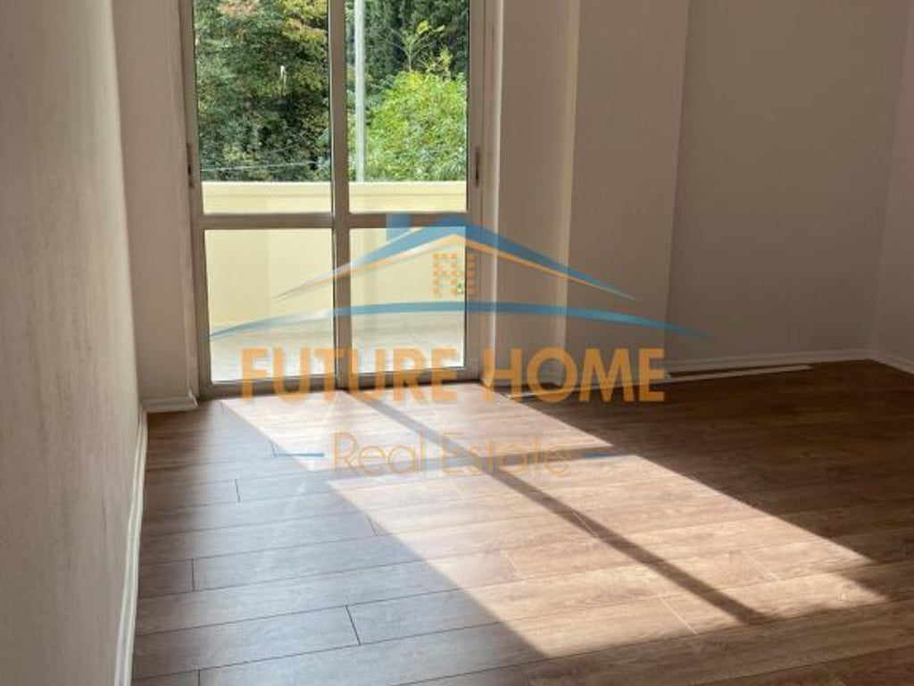 Affitto, Ambiente per Uffici, Via di Elbasan.