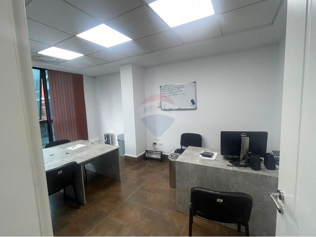 AMBIENT PER ZYRA ME QIRA TEK RRUGA E BARRIKADAVE!