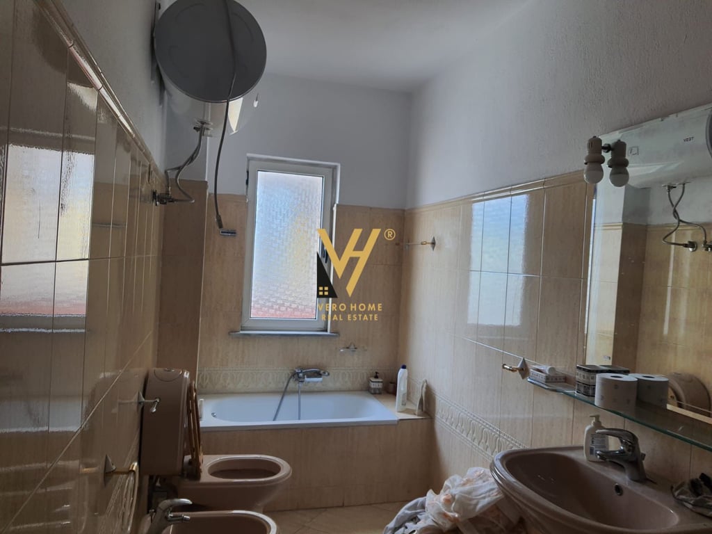 JEPET ZYRE 250 M2 ME QERA TE STADIUMI DINAMO 1.200 EURO