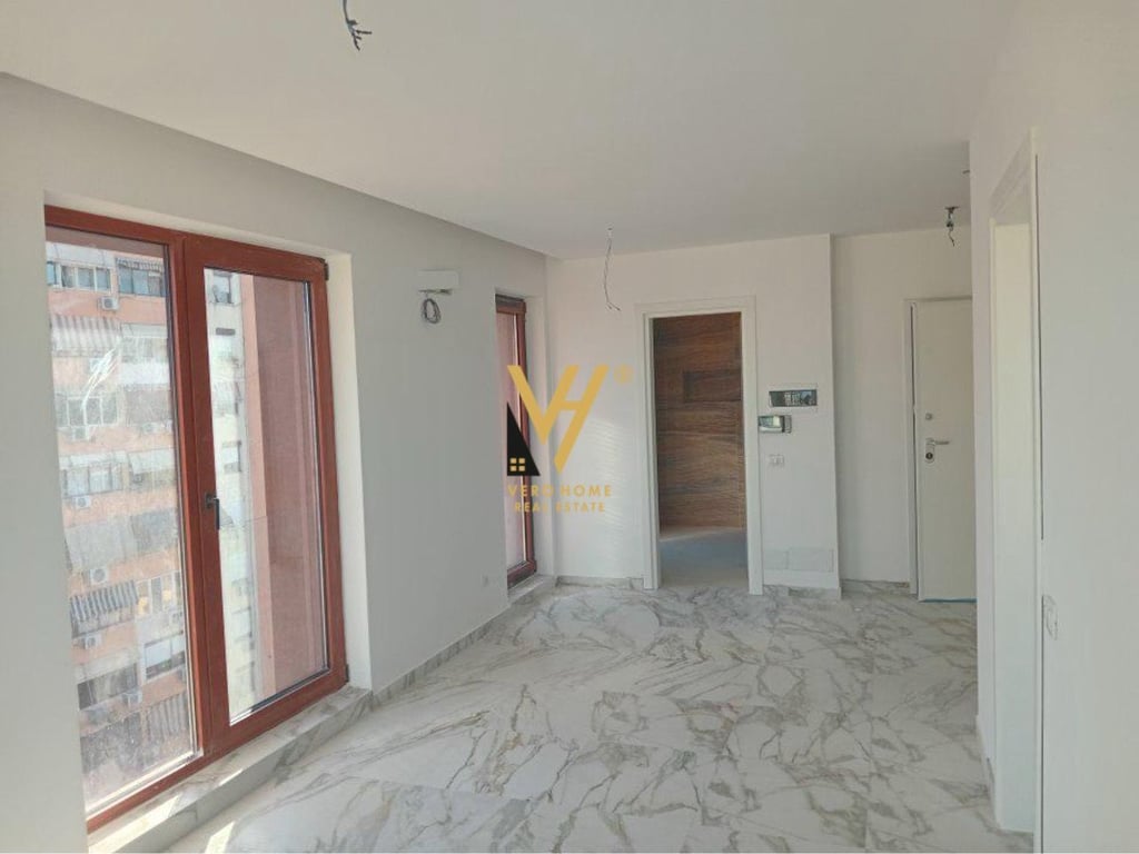 JEPET AMBIENT 70 M2 ME QERA TE RRUGA E KAVAJES 1.250 EURO