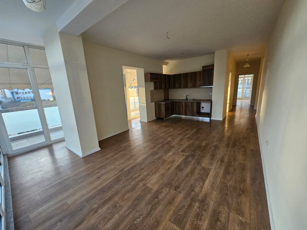 Jepet me qera zyra 3+1+2 te Kika 2, Komuna e Parisit