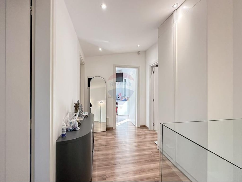 Luxury villa for sale at Long Hill!