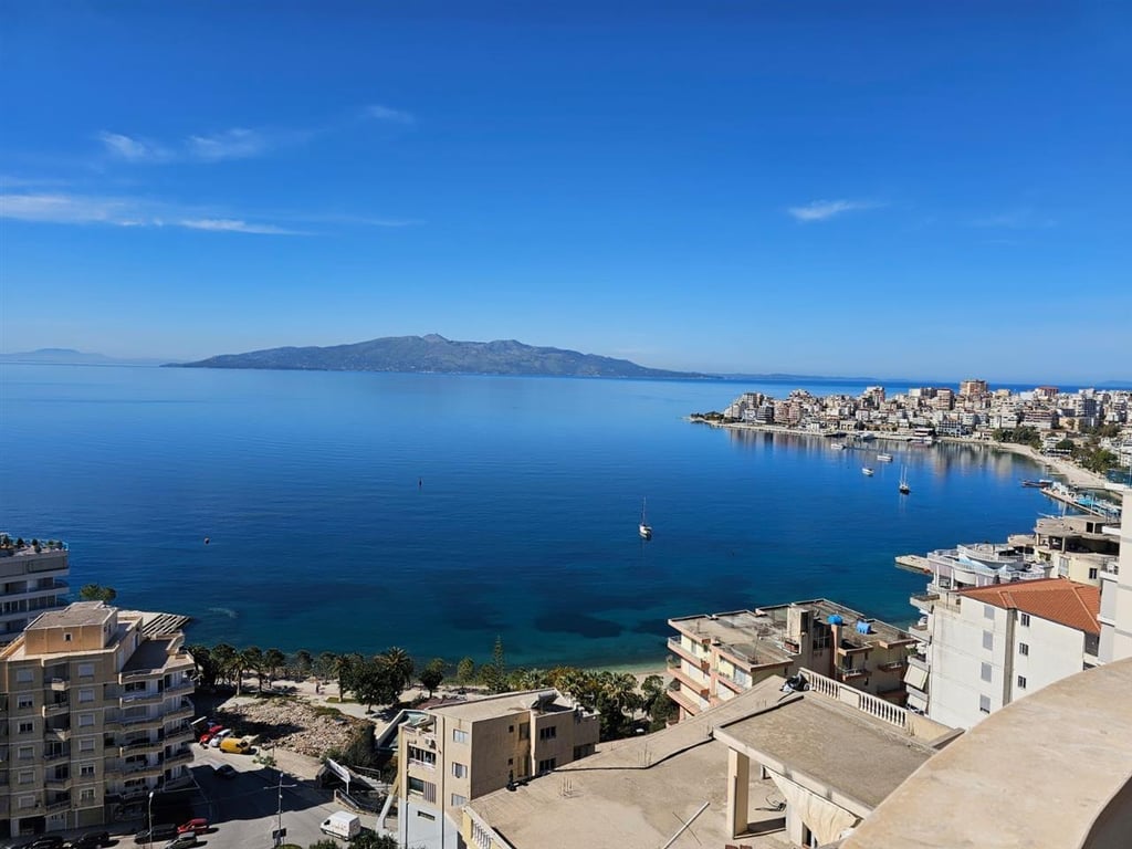 Apartment 2+1 for sale in Saranda with a sea view.