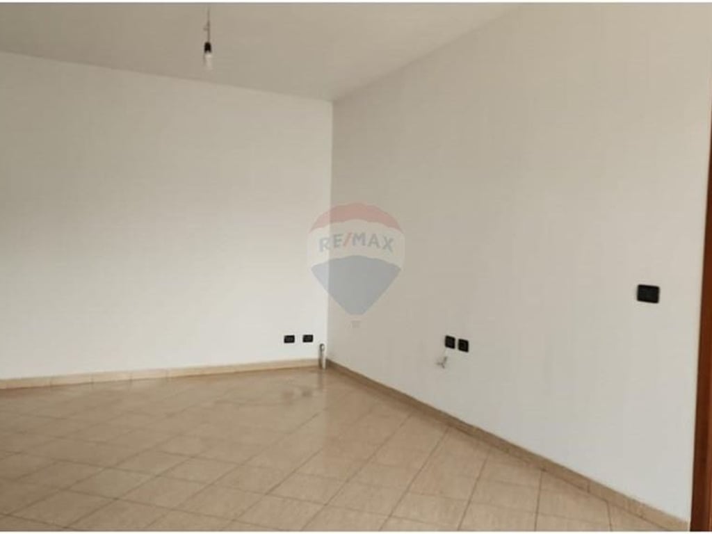 Apartament 2+1 me qira tek Pallati me Shigjeta, perballe Delijorgjit.