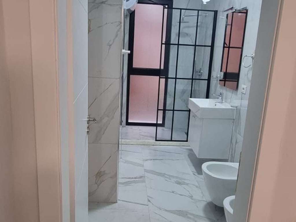 Jepet me qera 2+ 1 te green city 600 euro