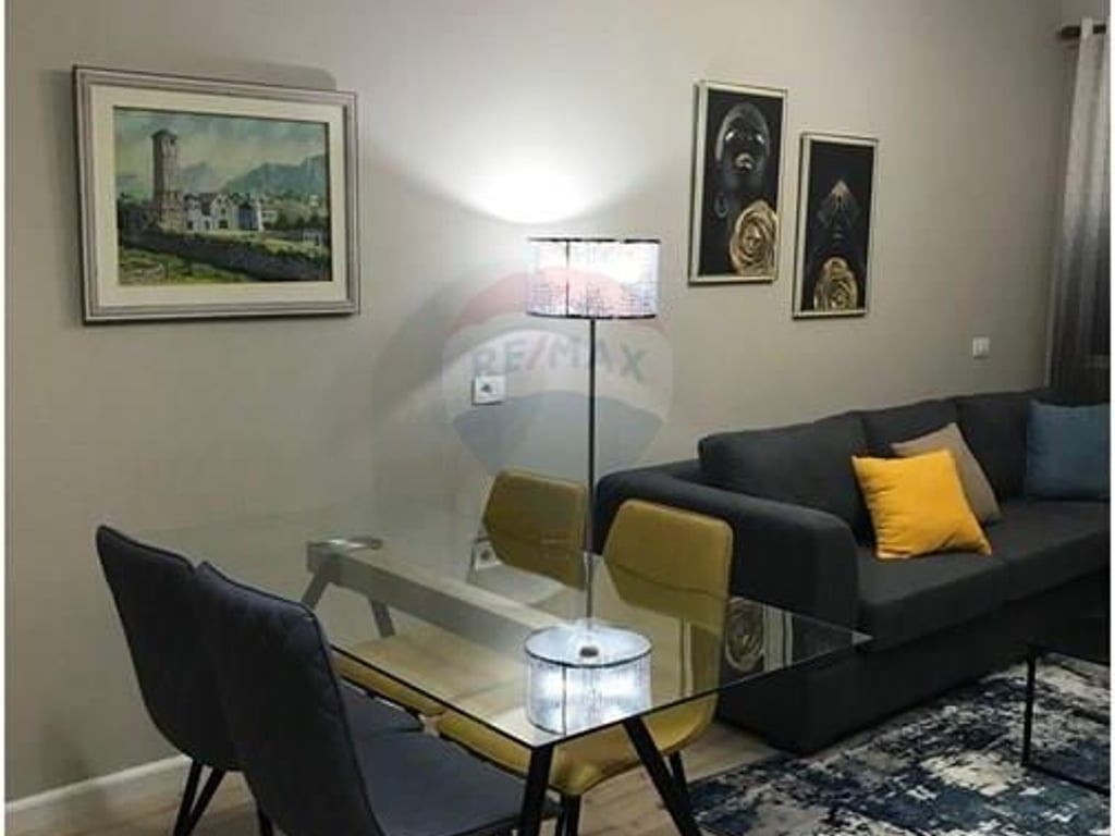 1+1 apartment for rent at Komuna e Parisit.