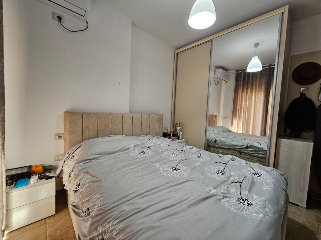 Jepet me qera Apartamenti 1+1 , Liqeni Thate rruga Peti 350 mije leke