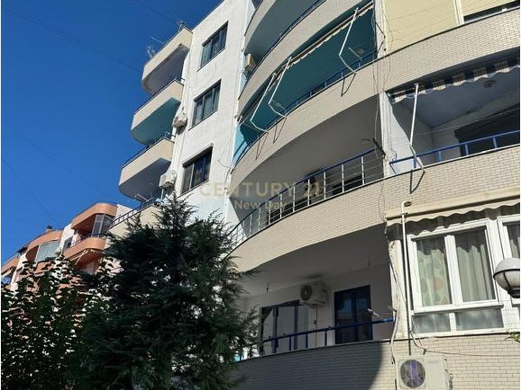 Shitet Gasoniere ne Golem.