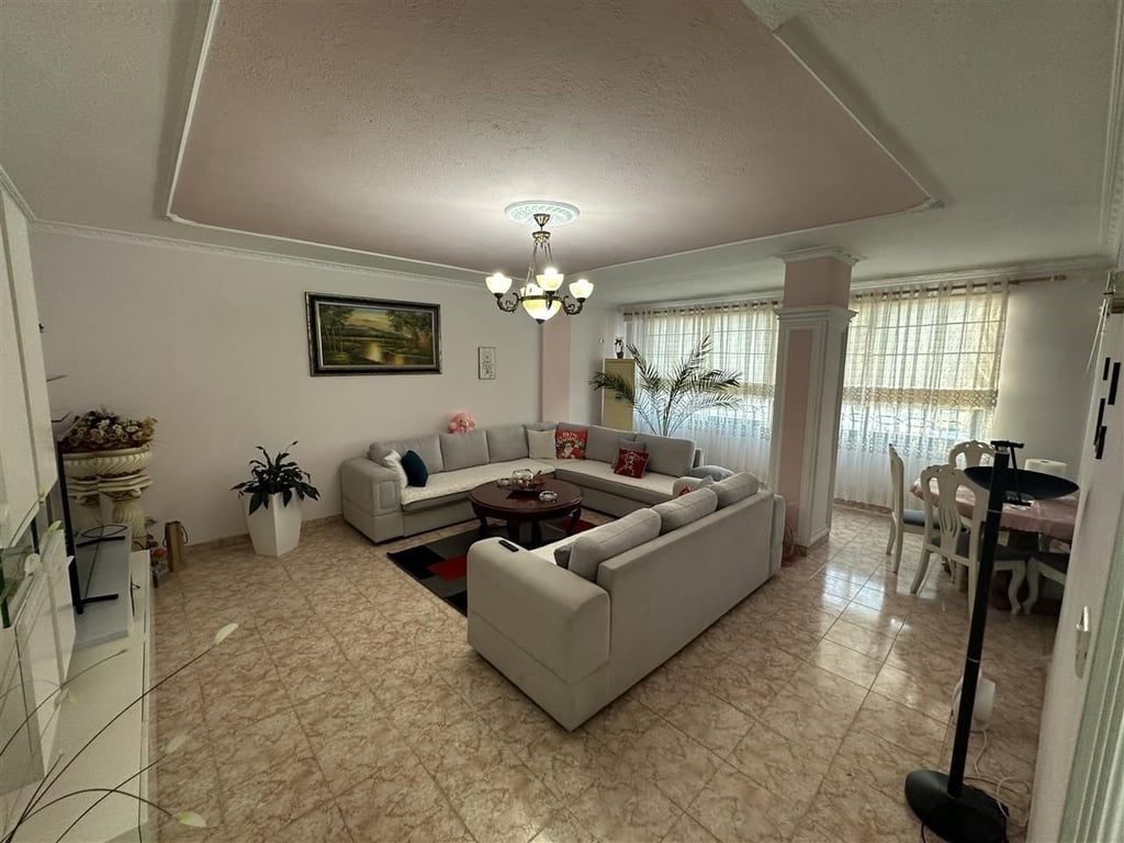 Apartament 2+1+2 për qira tek Pallati me Shigjeta