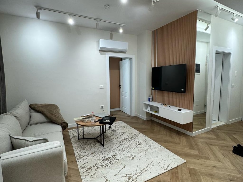 Jepet me qera Apartamenti 1+1,  rruga 5 Maj prane Concord Center ( Big market) 450 euro