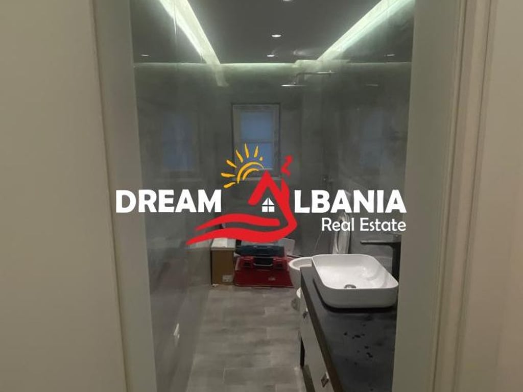 Ambjent per zyra me qera prane Shkolles se Baletit Tirane (ID 42611222).