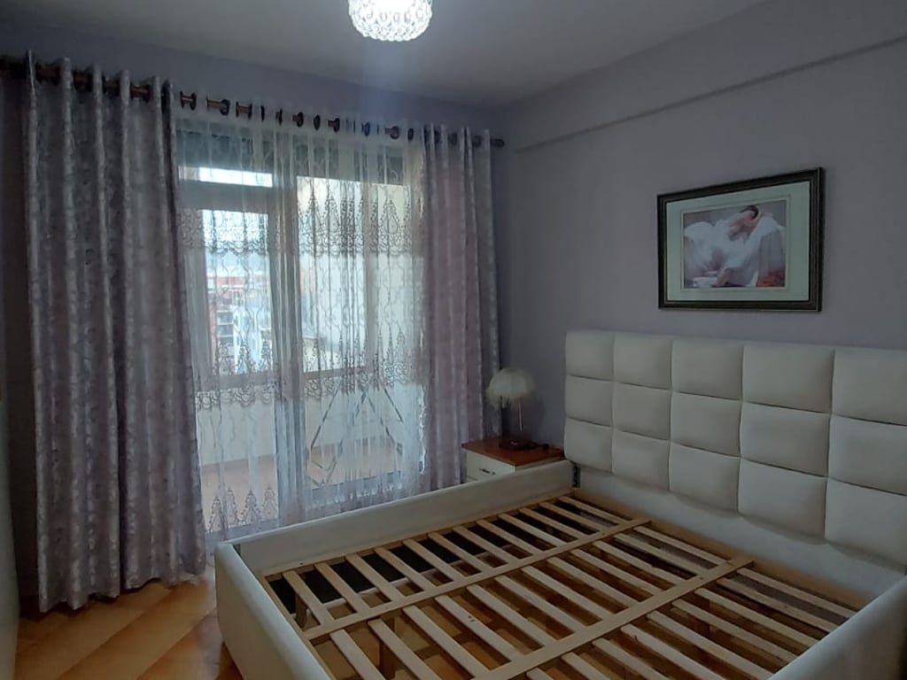 1+1 me qira te Rruga e Kavajes