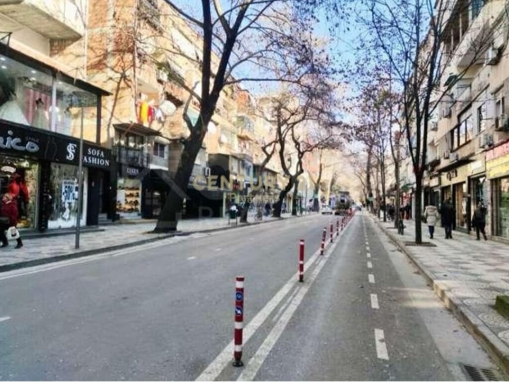 Vendesi NEGOZIO A MYSLYM SHYRI 620.000 €