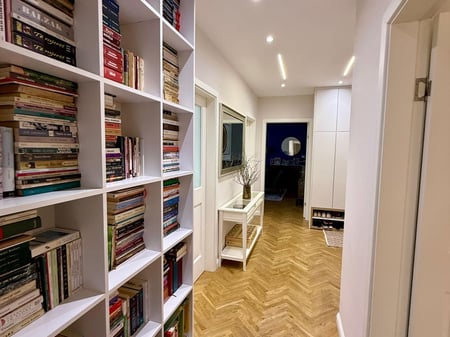 Shitet apartament Tipologji 3+1+2, 3 ballkone, 2 tualete si dhe nje depo, prane Fakultetit te Ekonomise, rruga Gramoz Pashko!